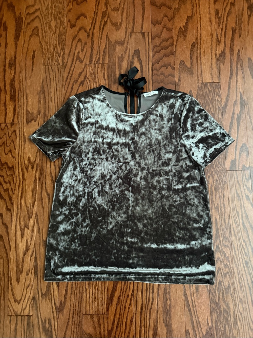 beachlunchlounge Crushed Velvet Short-Sleeve Top in Charcoal